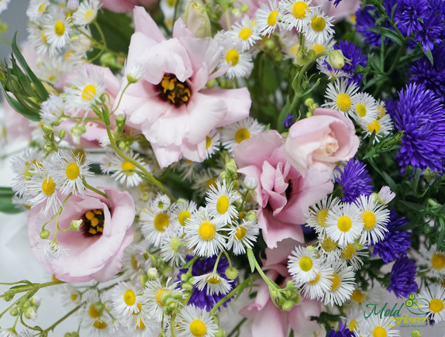 Cutie cu flori de eustoma, romaniță și flori de toamnă foto